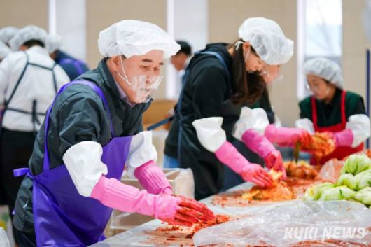 김지철 교육감이 6일 청 내 다목적강당에서 열린 김장나눔 봉사활동에 참여해 바쁘게 손을 놀리고 있다.