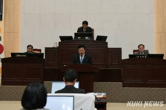 최재구 예산군수가 6일 제296회 예산군의회 제6차 정례회에서 시정연설을 갖고 내년도 군정 운영방향을 밝히고 있다. 예산군 제공