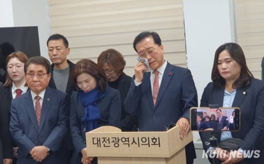 조원휘 대전시의회 부의장(오른쪽 두번째)와 이금선 시의원(앞줄 왼쪽 두번째)이 탈당 회견도중 눈물을 훔치고 있다. 사진=이익훈 기자