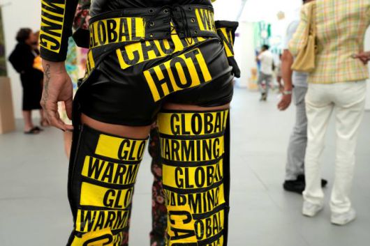 5일(현지시간) 미국 플로리다 마이애미 비치에서 열린 '무제 아트 페어'에서 한 예술가 지구 온난화 문제를 강조한 옷을 입고 있다.