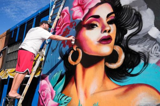 영국 예술가 짐 비전이 5일(현지시간) 미국 플로리다 마이애미 윈우드에서 벽화 작업을 하고 있다.