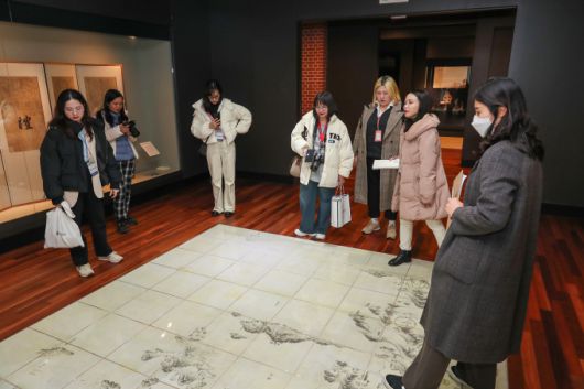 ‘한국 유학 활성화를 위한 한국 주요 대학교 대상 미디어 팸투어’ 참가자들이 동아대 부민캠퍼스 석당박물관을 관람하고 있다. 동아대
