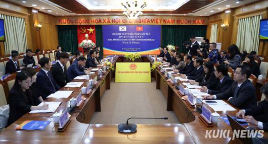 김태흠 지사를 비롯한 충남도 관계자들이 지난 5일 오후 베트남 박장성 청사에서 레 아인 즈엉 박장성 인민위원회 위원장 등과 양 도-성간 협력 방안 등을 논의하고 있다.