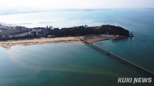 함평 돌머리 해변은 육지의 끝이 머리모양의 바위로 돼 있어 붙여진 이름이다. 사진=전남도