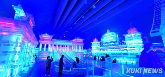 6일 화천읍 서화산 다목적 광장에서 실내 얼음조각 광장 조성 작업이 진행되고 있다.(화천군 제공)