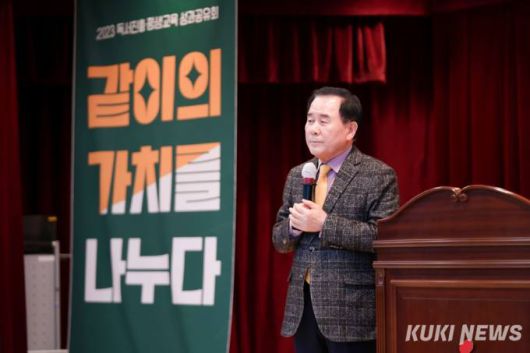 김지철 교육감이 6일 충남교육청서부평생교육원에서 열린 독서진흥.평생교육 추진성과보고회에서 격려인사를 하고 있다.