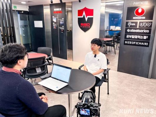 인터뷰 중인 ‘지우’ 정지우. 사진=이영재 기자