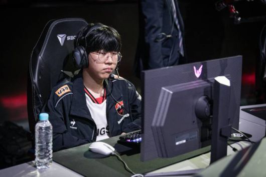 지난 6월18일 ‘데프트’ 김혁규를 상대로 데뷔전을 치르고 있는 ‘지우’ 정지우. LCK