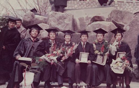 김영도 씨(맨 왼쪽) 동아대 졸업사진.동아대학교