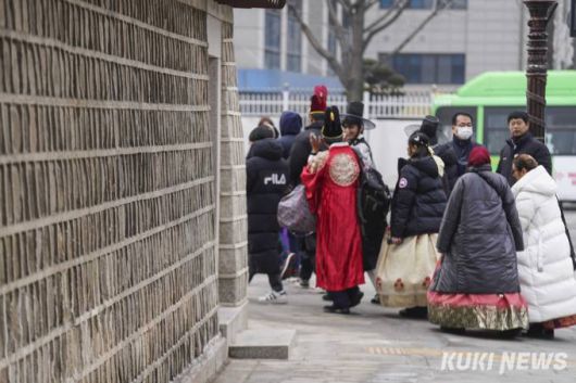 4일 오전 서울 종로구 경복궁 담장 낙서 제거 작업을 마치고 일반에 공개되고 있다.
