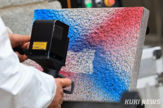 이태종 국립문화재연구원 학예연구사가 4일 오전 서울 종로구 경복궁 영추문 앞에서 레이저 장비를 활용해 낙서 제거 작업을 시연하고 있다.