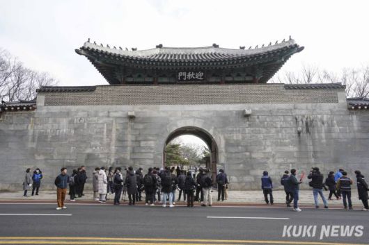 이태종 국립문화재연구원 학예연구사가 4일 오전 서울 종로구 경복궁 영추문 앞에서 낙서 제거 시연 및 설명을 하고 있다.