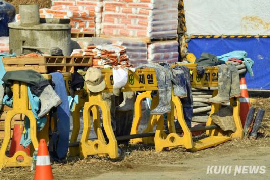 중랑천에는 오늘도 시민들의 편의를 위해 다양한 시설이 들어서기위해 공사가 진행되고 있다.