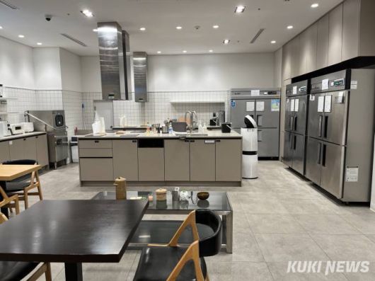 서울 영등포구에 위치한 코리빙하우스 ‘셀립 여의’ 공유 주방 모습. 사진=조유정 기자