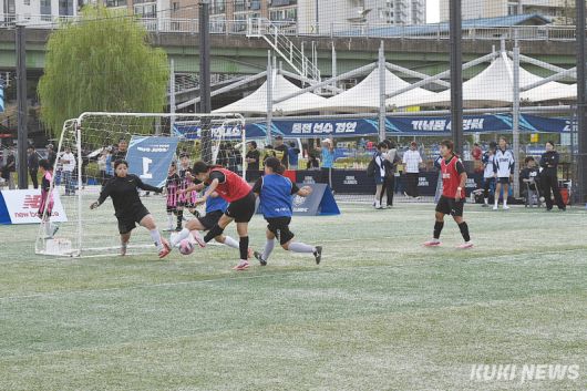 9일 서울 양천구 해마루 축구장에서 ‘2024 레울컵’이 열렸다. 경기 종료를 약 2분여 남긴 상황에서 하프타임 팀이 결승골을 작렬하는 장면. 사진=이영재 기자