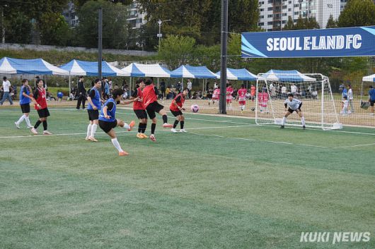 9일 서울 양천구 해마루 축구장에서 ‘2024 레울컵’이 열렸다. 하프타임(빨간색 조끼) 팀이 선제골을 넣자 동점골로 응수하는 지니핑(파란색 조끼) 팀의 슈팅 모습. 사진=이영재 기자
