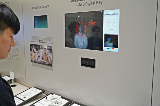 LG이노텍의 고성능 인캐빈 카메라 모듈을 직원이 시연하는 모습. LG이노텍