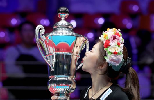 김가영이 우승 트로피에 입을 맞추고 있다. PBA 제공