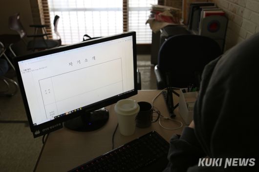 노동시장에 참여하지 않은 채 쉬고 있는 ‘쉬었음’ 인구가 지난 2월 기준 50만명을 넘어섰다. 이가을 쿠키청년기자