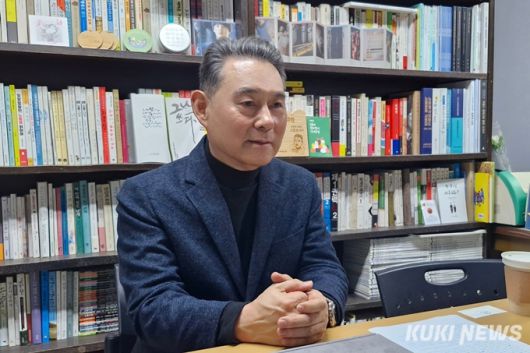 하종강 성공회대학교 노동아카데미 주임교수가 기자와 인터뷰하고 있다. 이가을 쿠키청년기자