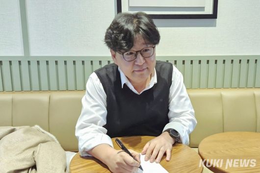 최윤식 건국대학교 경제학과 교수가 기자와 인터뷰하고 있다. 이가을 쿠키청년기자