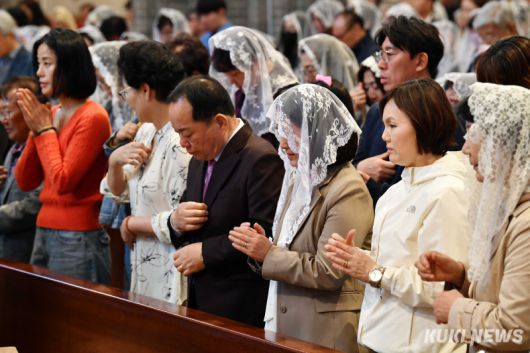 예수의 고난과 부활의 의미를 되새기는 부활절을 맞아 20일 서울 명동 성당에서 열린 ‘주님 부활 대축일 미사’에 참석한 신자들이 경건한 마음으로 미사를 드리고 있다.