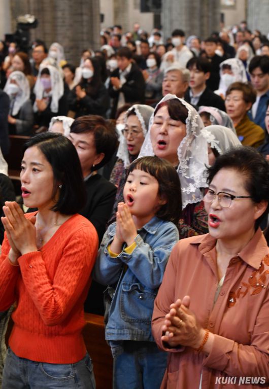 부활은 새로운 시작이자 희망이다. 20일 부활절을 맞아 서울 명동성당에서 ‘주님 부활 대축일 미사’가 열리고 있다.