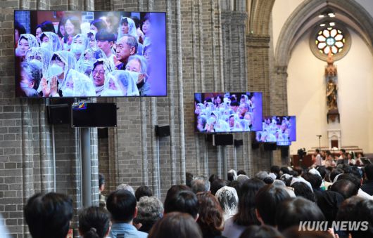 예수의 고난과 부활의 의미를 되새기는 부활절을 맞아 20일 서울 명동 성당에서 열린 ‘주님 부활 대축일 미사’에 참석한 신자들이 경건한 마음으로 미사를 드리고 있다.