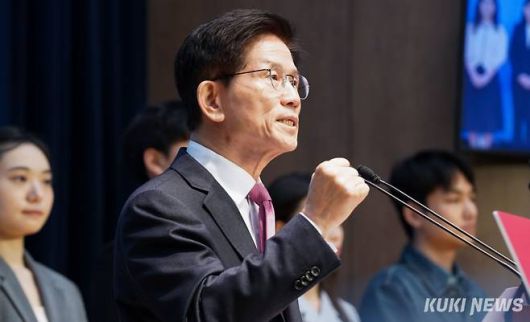 김문수 국민의힘 대선 경선 후보가 지난 9일 서울 영등포구 국회 소통관에서 열린 ‘제21대 대통령 선거’ 경선 후보 출마 선언 기자회견에서 발언하며 주먹을 불끈 쥐고 있다. 유희태 기자