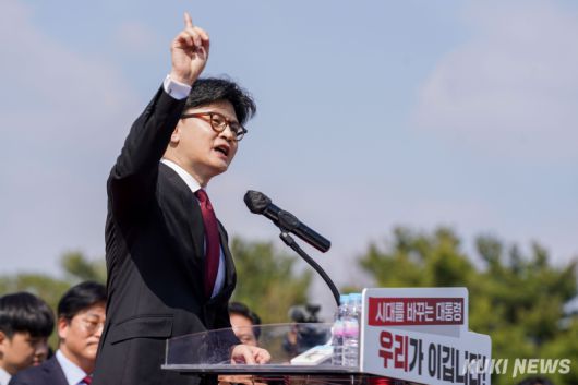 한동훈 전 국민의힘 대표가 10일 서울 영등포구 국회 본청 앞 분수대에서 '제21대 대통령 선거' 출마를 선언하고 있다. 유희태 기자