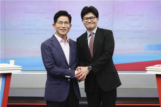김문수 국민의힘 예비후보(왼쪽부터)와 한동훈 예비후보가 30일 TV조선 주재 ‘21대 대통령 후보자 결승 토론회’ 직전 악수하고 있다. 국민의힘 제공