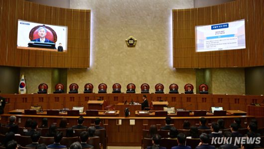 조희대 대법원장을 비롯한 대법관들이 1일 오후 서울 서초구 대법원에서 이재명 더불어민주당 대선 후보의 공직선거법 위반 사건 상고심 선고를 진행하고 있다. 사진공동취재단