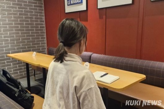 사회복지 공무원 시험 준비를 위해 독서실 관리 업무를 맡게 된 허수정씨. 이가을 쿠키청년기자