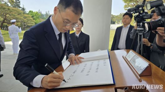 김상욱 무소속 의원이 8일 서울국립현충원 참배를 마친 후 방명록에 ‘극한의 진영을 넘어 극우, 수구, 비상식과 대립을 넘어 국익을 위한 참 민주 보수의 길을 신념과 용기로 걸어가겠습니다’라는 글을 남겼다. 임현범 기자
