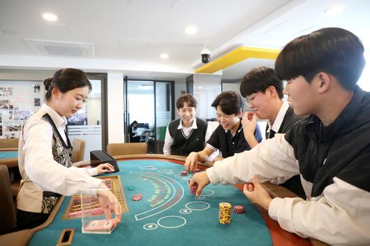 협성고 학생들이 카지노&서베일런스 전공 블랙잭 테이블에서 전공 관련 실습을 체험하고 있다. 영남이공대 제공