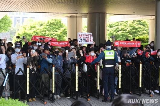 윤석열 전 대통령이 12일 오전 서울 서초구 중앙지방법원에서 열린 내란 우두머리 혐의, 직권남용 권리행사방해 혐의 사건 3차 공판에 출석한 가운데 지지자들이 윤석열을 연호하고 있다.사진공동취재단