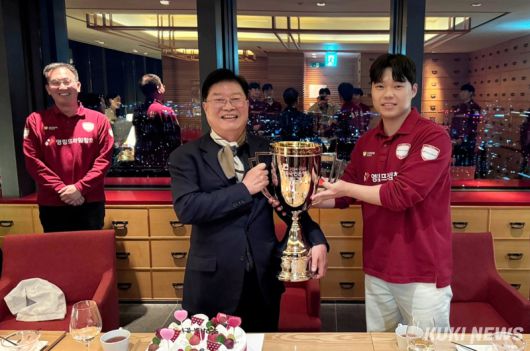 영림프라임창호 3지명 송지훈 9단(오른쪽)이 챔피언 결정전 1차전 직후 인터뷰에서 공언했던 꿈이 이루어졌다. 송 9단은 바둑리그 우승컵을 들고 ‘구단주’ 황복현 영림임업 회장을 찾았다. 이영재 기자