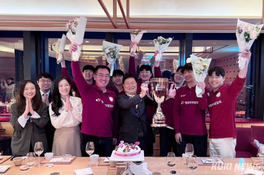 영림프라임창호 선수단, 관계자들이 모두 모여 창단 첫해 통합 우승의 기쁨을 함께하고 있다. ‘구단주’ 황복현 영림임업 회장이 우승컵을 번쩍 들었다. 이영재 기자