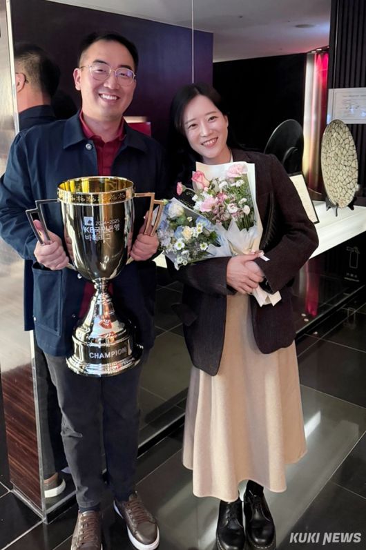 바둑계 대표 잉꼬부부로 잘 알려진 박정상 감독(왼쪽)과 김여원 캐스터. 이번 시즌 영림프라임창호 우승에는 운전기사·매니저·중국어 통역 등 1인 3역을 소화한 김여원 캐스터의 숨은 공로도 있었다. 이영재 기자