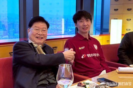 영림프라임창호 ‘구단주’ 황복현 영림임업 회장(왼쪽)과 특급 용병 당이페이 9단이 다음 시즌에서도 함께 하자는 의미로 약속을 하고 있다. 이영재 기자