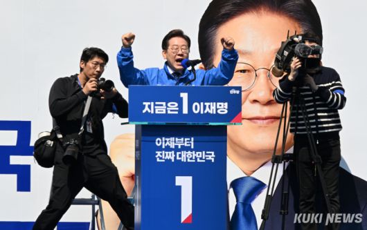 이재명 더불어민주당 대선 후보가 지난 12일 서울 광화문 청계광장에서 열린 출정식에서 첫 유세에 나섰다. 곽경근 대기자