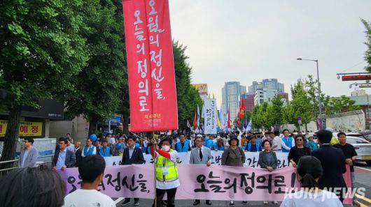 5·18민주화운동 제43주년 기념일을 하루 앞둔 2023년 5월 17일 오후 광주 북구 수창초등학교 앞에서 민주평화 대행진을 하고 있다. 이승은 기자