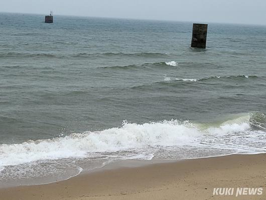 일본 야마구치현 우베시 앞바다에 조세이탄광의 배기·배수시설이던 콘크리트 구조물 '피야'가 물 위로 솟아 있다. 사진=강연만 기자