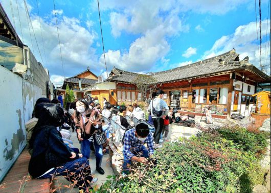 인파로 붐비는 황리단길 한옥카페 모습. 경주시 제공