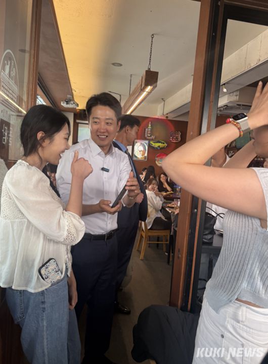 이준석 개혁신당 대선 후보가 25일 서울 종로구 서순라길에서 유권자들과 인사하고 있다. 송금종 기자