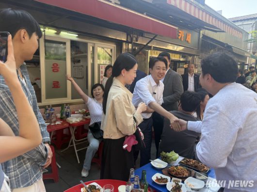 이준석 개혁신당 대선 후보가 25일 서울 종로구 서순라길에서 유권자들과 악수하고 있다. 송금종 기자