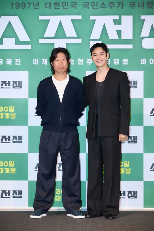 배우 유해진(왼쪽), 이제훈이 29일 서울 한강로3가 CGV 용산아이파크몰에서 열린 영화 ‘소주전쟁’ 기자간담회에 참석해 포즈를 취하고 있다. 쇼박스 제공