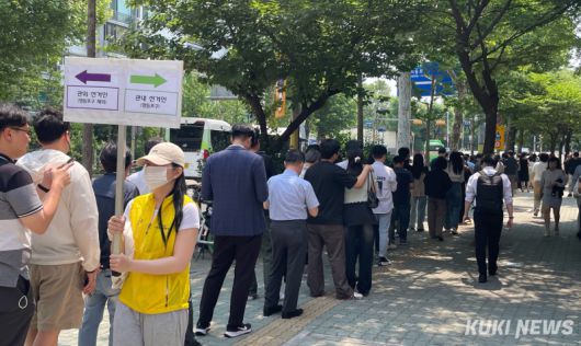 제21대 대통령 선거 사전투표 첫날인 29일 사전투표소가 설치된 서울 영등포구 여의동 주민센터 앞에 시민들이 투표하기 위해 길게 줄지어 서 있다. 양다경 기자