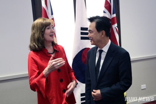 김태흠 충남지사는 29일 남호주 애들레이드 메리어트 호텔에서 수잔 클로스 남호주 부총리를 만나 수소 등 신재생에너지 등을 중심으로 교류·협력 확대 방안을 논의했다.