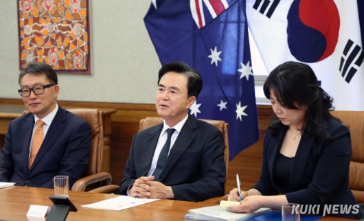 피터 말리나우스카스 남호주총리와 환담을 나누고 있는 김태흠 충남지사.